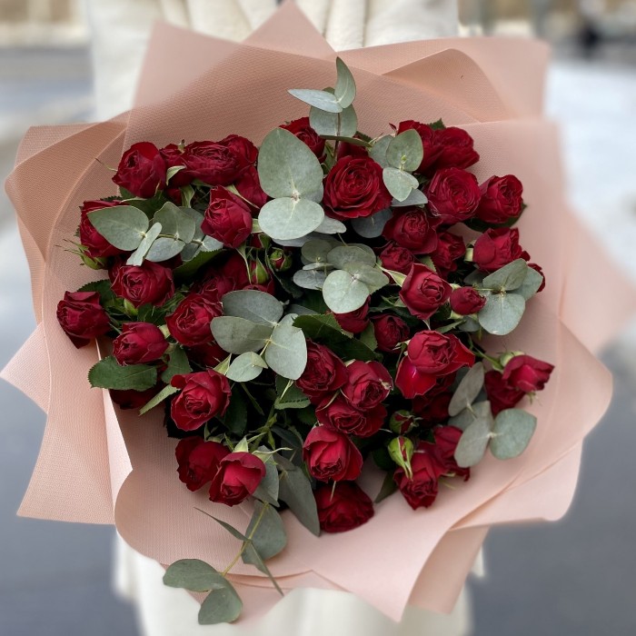 Букет красных пионовидных роз с эвкалиптом