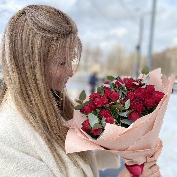 Букет красных пионовидных роз с эвкалиптом