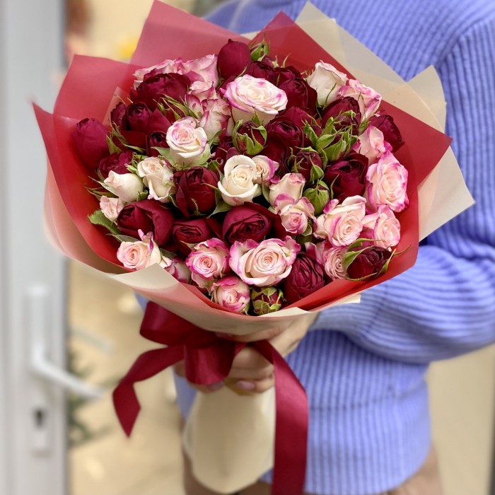 Букет кустовых пионовидных роз Мерси