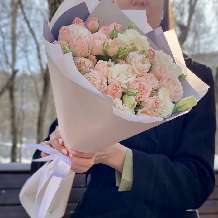Букет пионовидных роз Бомбастик и Эустом