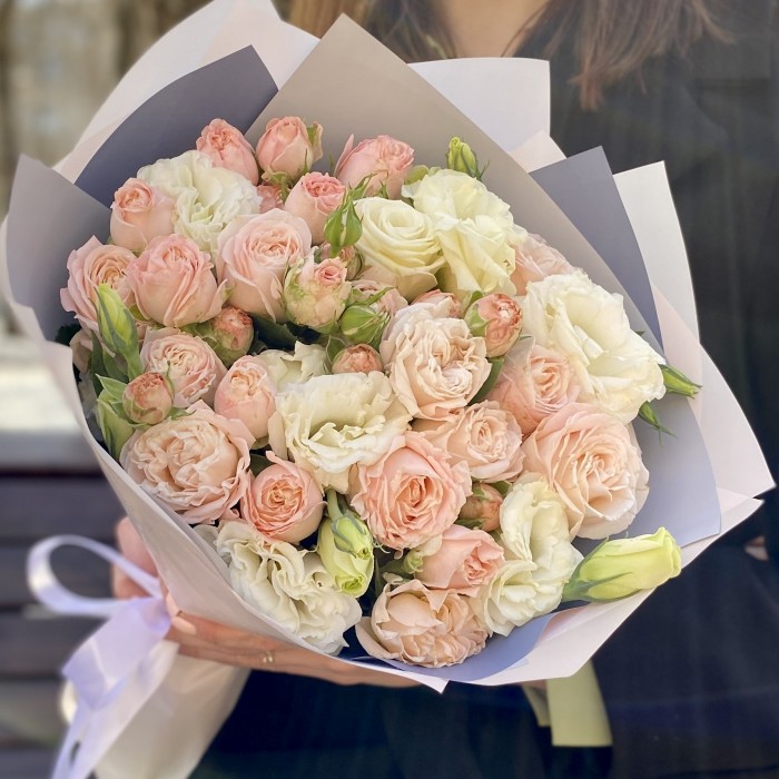 Букет пионовидных роз Бомбастик и Эустом
