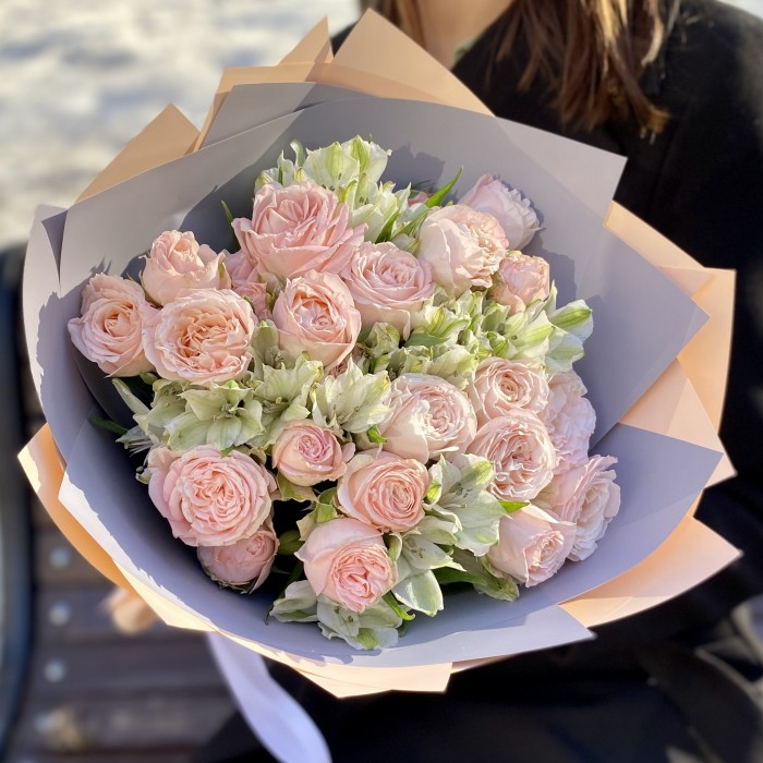 Букет пионовидных роз Бомбастик и альстромерий