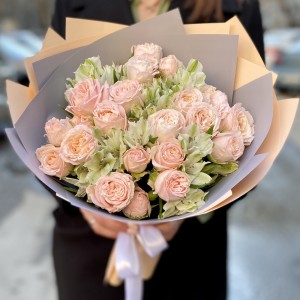 Букет пионовидных роз Бомбастик и альстромерий Букет пионовидных роз Бомбастик и альстромерий