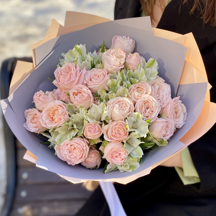 Букет пионовидных роз Бомбастик и альстромерий