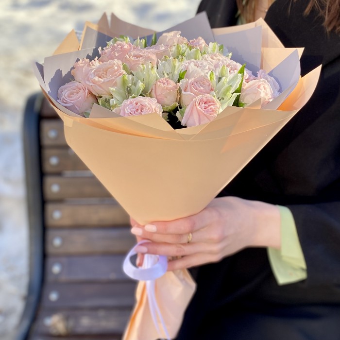 Букет пионовидных роз Бомбастик и альстромерий