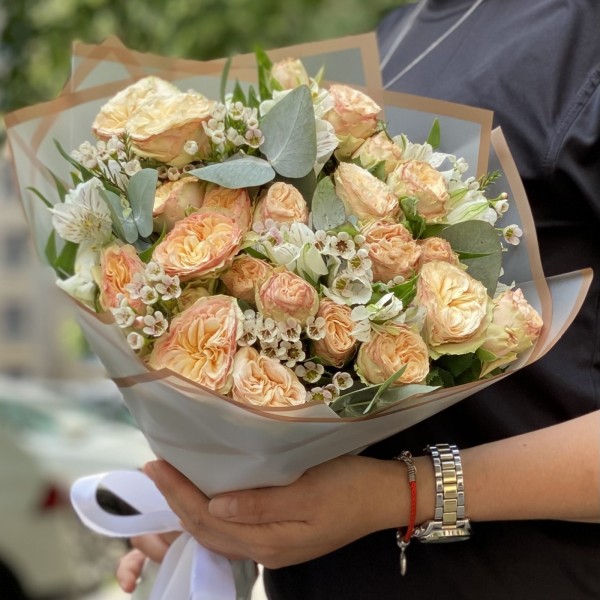 Букет пионовидных роз Джентл Трендсеттер и альстромерий