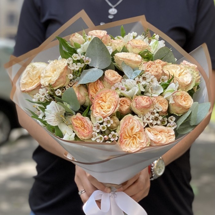 Букет пионовидных роз Джентл Трендсеттер и альстромерий