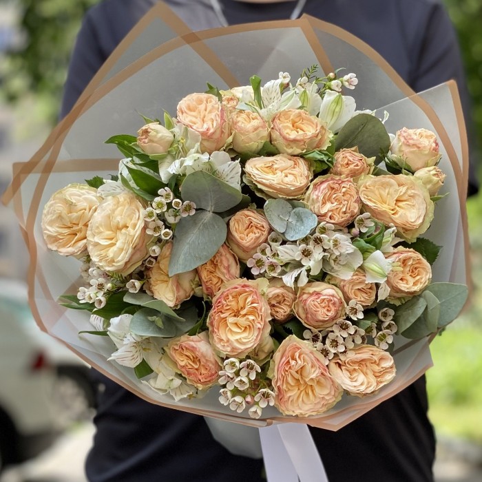 Букет пионовидных роз Джентл Трендсеттер и альстромерий