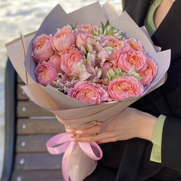 Букет пионовидных роз Джульетта и альстромерий