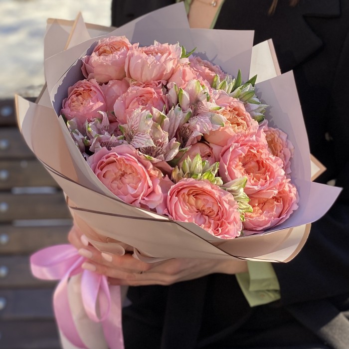 Букет пионовидных роз Джульетта и альстромерий