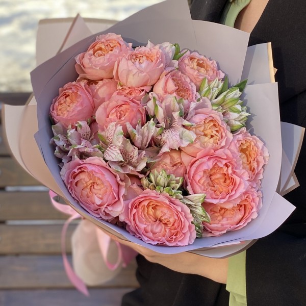 Букет пионовидных роз Джульетта и альстромерий