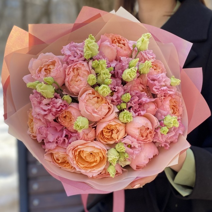 Букет пионовидных роз Джульетта и Эустом