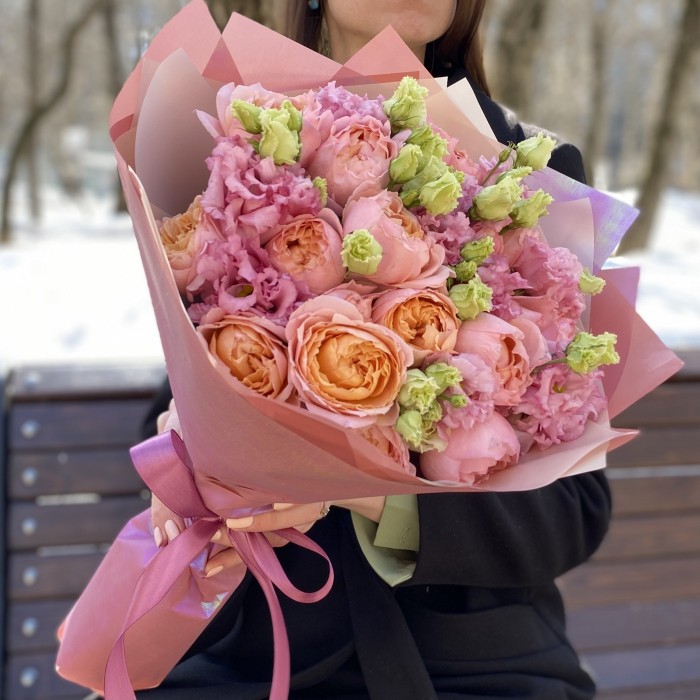 Букет пионовидных роз Джульетта и Эустом