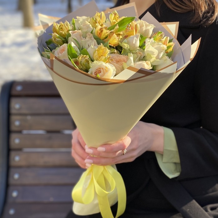 Букет пионовидных роз Павлова и альстромерий