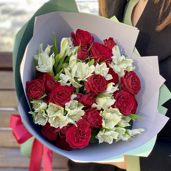 Букет пионовидных роз Ред Лейс и альстромерий