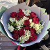 Букет пионовидных роз Ред Лейс и альстромерий
