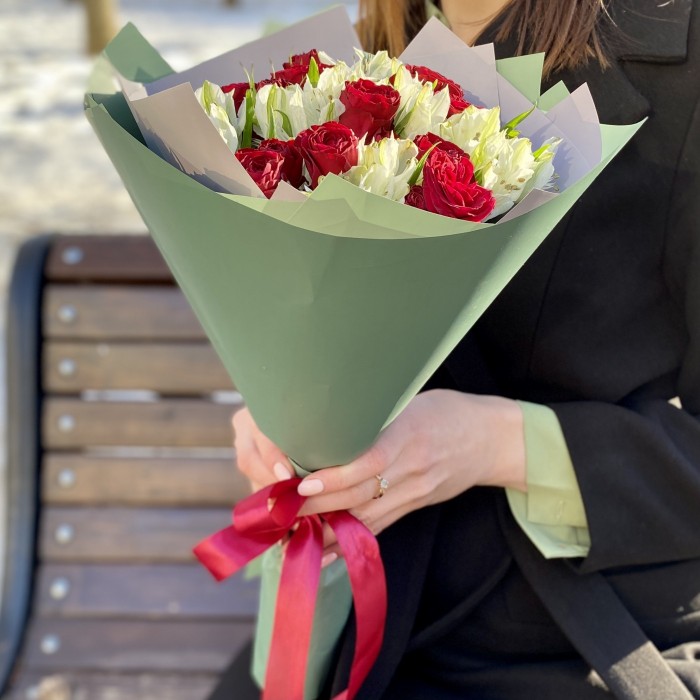 Букет пионовидных роз Ред Лейс и альстромерий