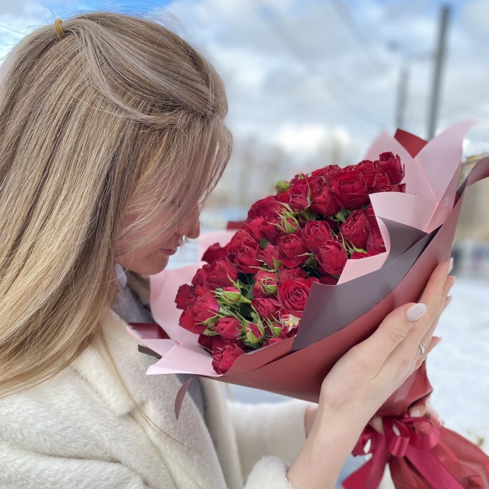 Букет пионовидных роз Ред Трендсеттер