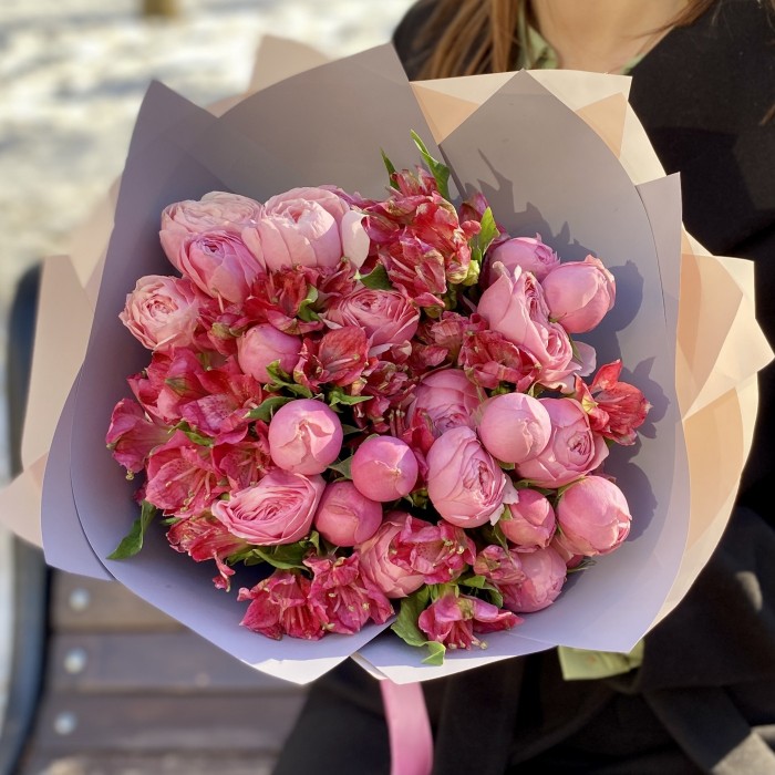 Букет пионовидных роз Сильва Пинк и альстромерий