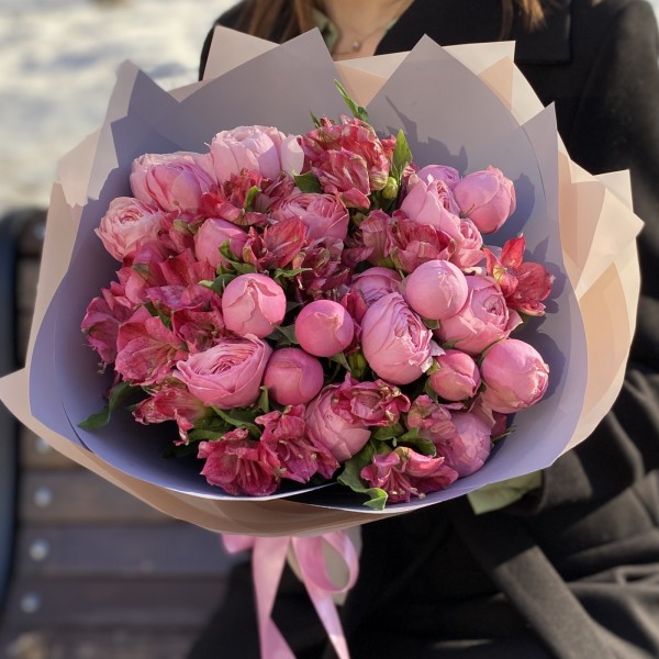 Букет пионовидных роз Сильва Пинк и альстромерий