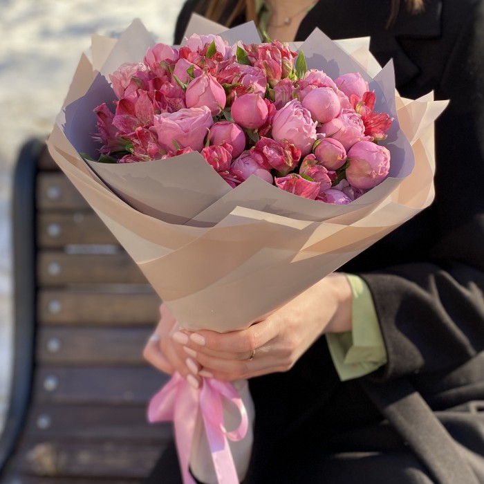 Букет пионовидных роз Сильва Пинк и альстромерий