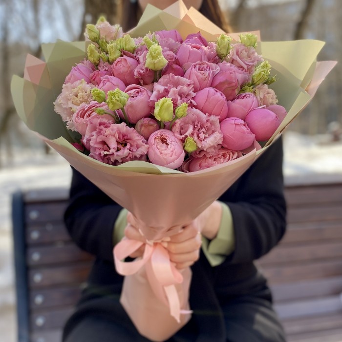 Букет пионовидных роз Сильва Пинк и Эустом