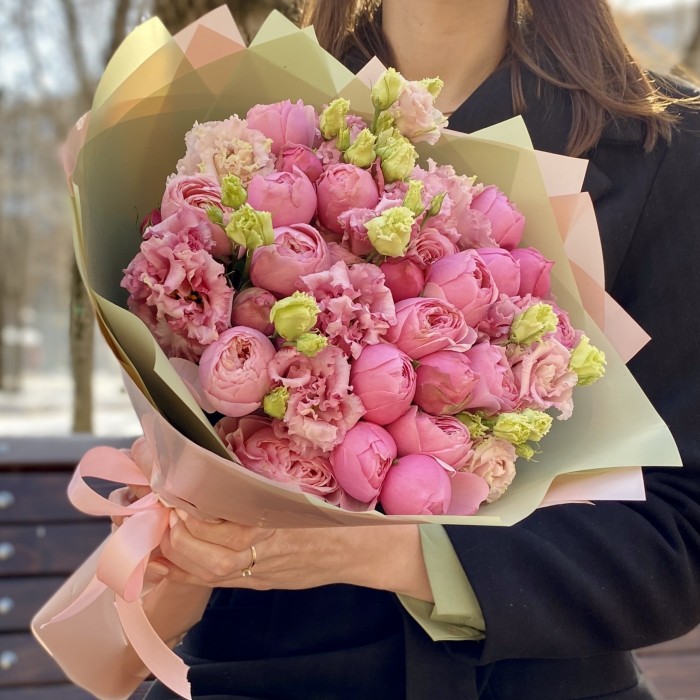 Букет пионовидных роз Сильва Пинк и Эустом