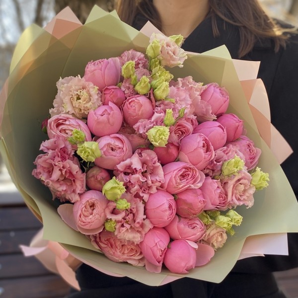 Букет пионовидных роз Сильва Пинк и Эустом