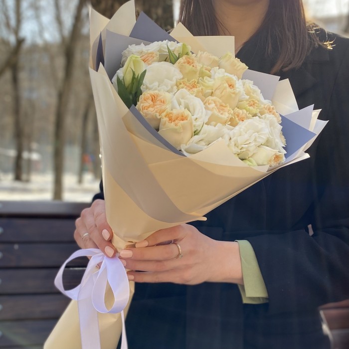 Букет пионовидных роз Саммер-роз и Эустом