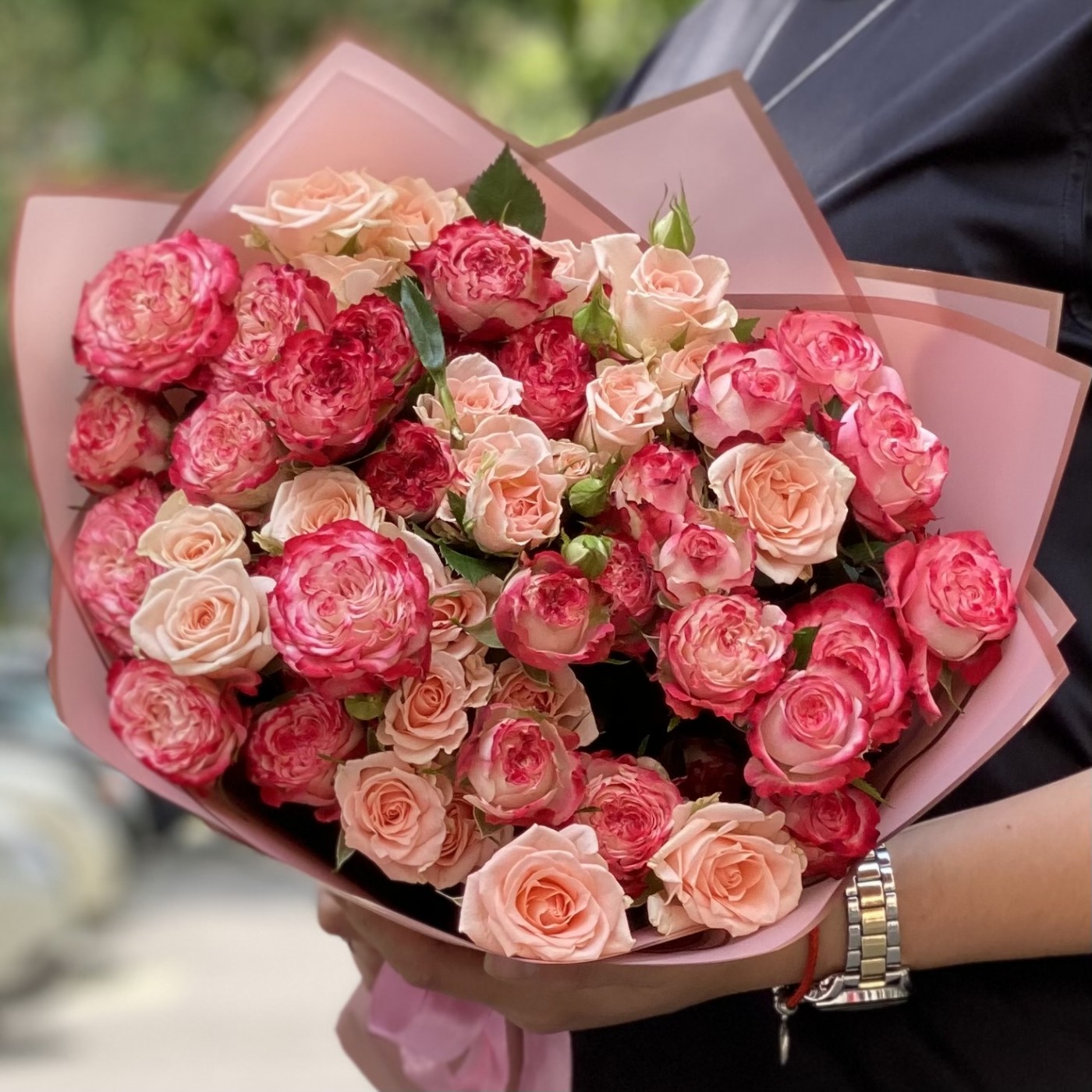 Красные пионовидные розы недорого на День Святого Валентина