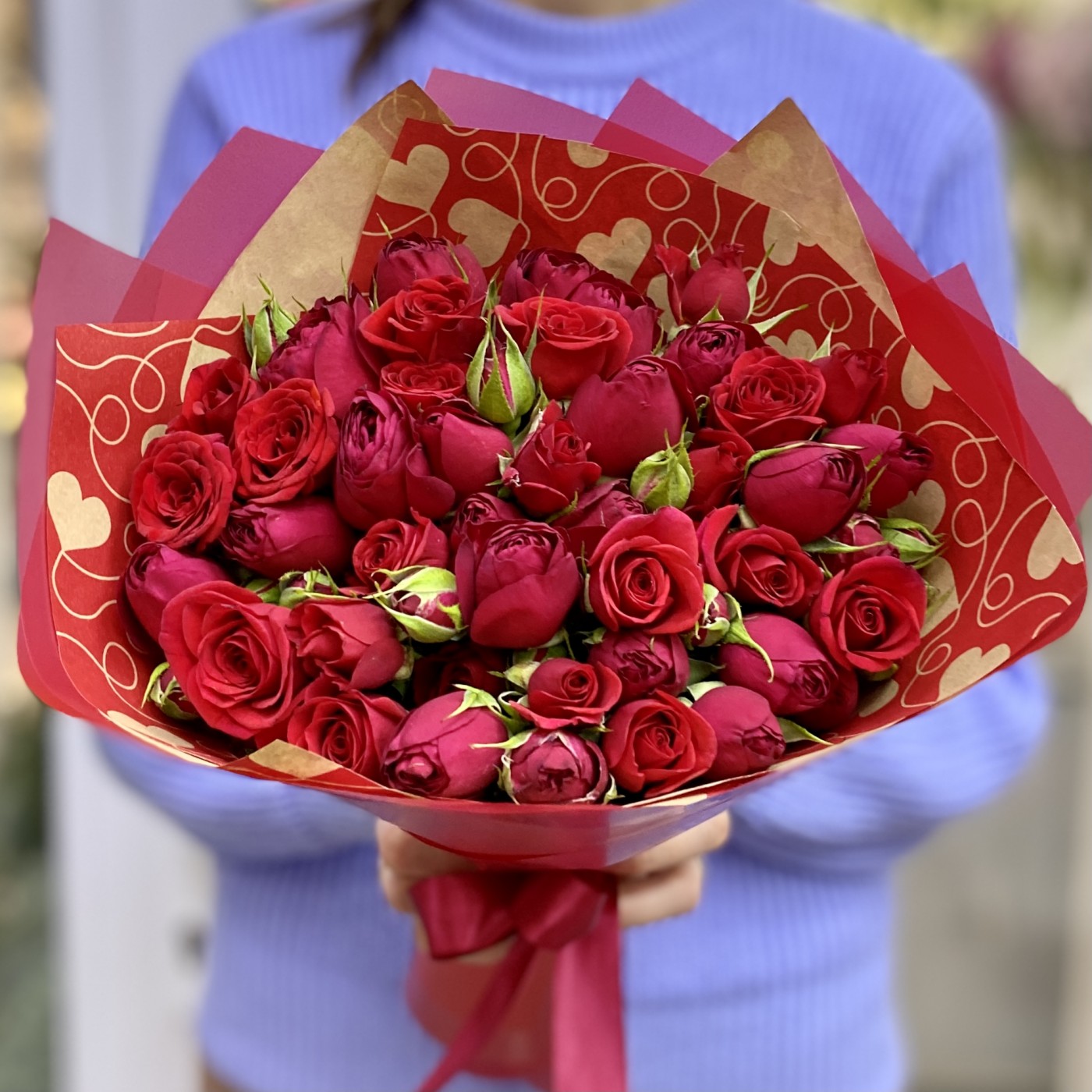 Шикарные букеты красных пионовидных роз на 14 февраля