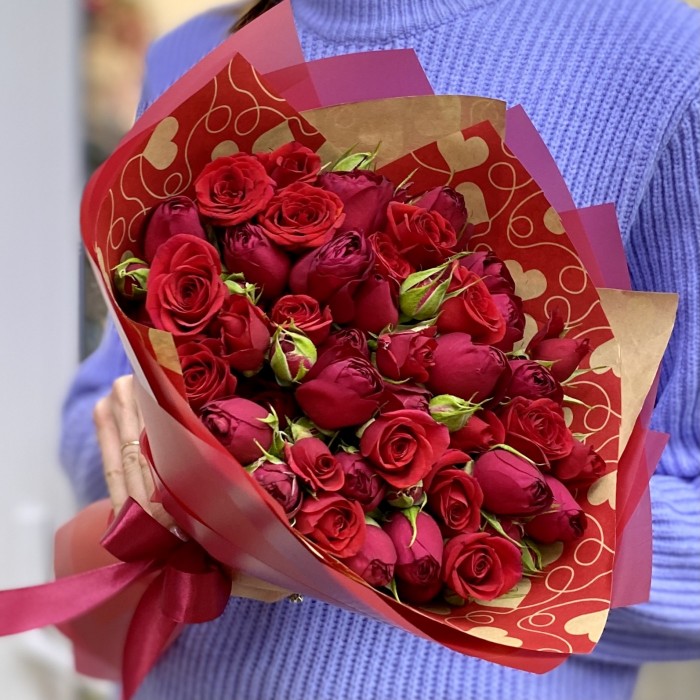 Красный букет кустовых пионовидных роз