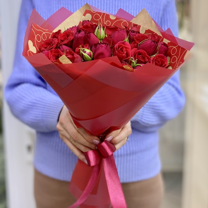 Красный букет кустовых пионовидных роз