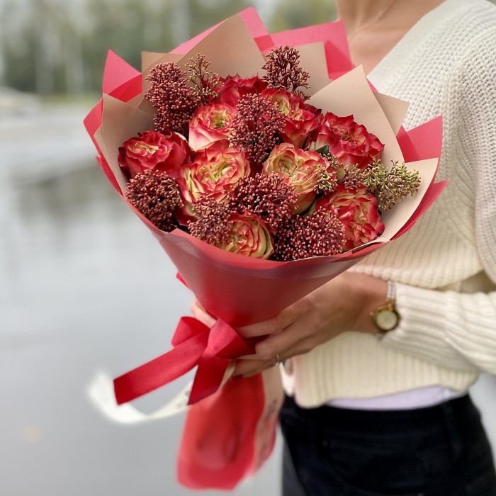 Пионовидная роза Эппл Джек и Скимия