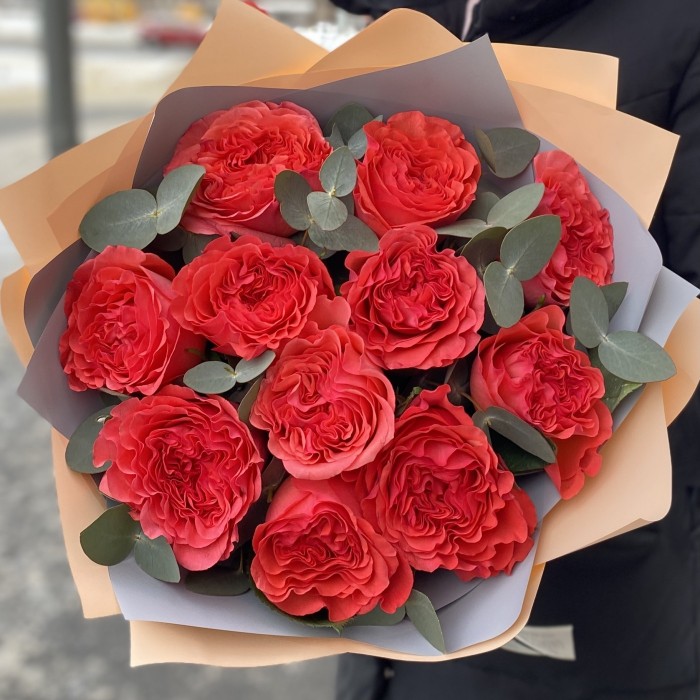 Пионовидная роза Корал Рива c эвкалиптом