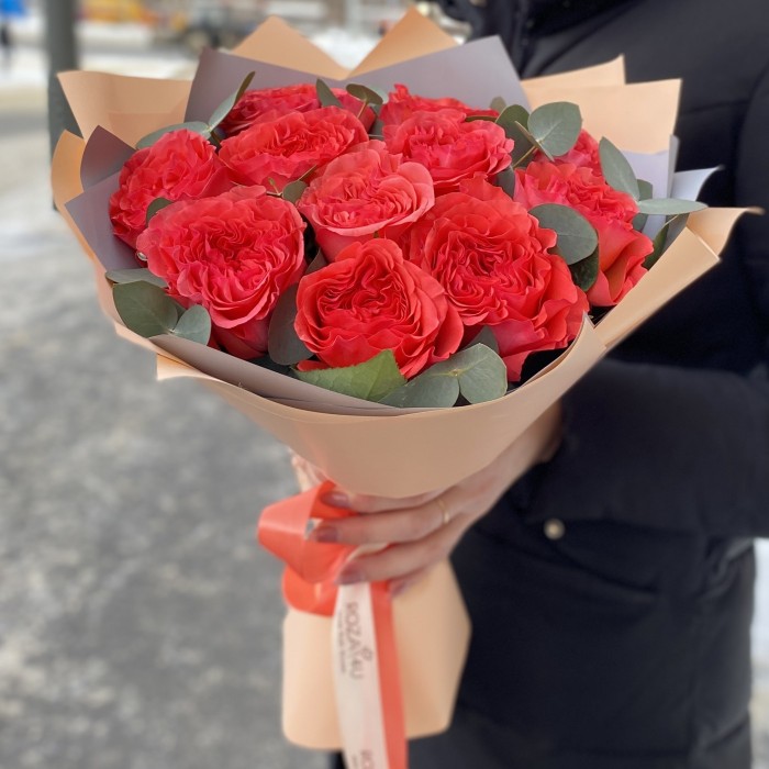 Пионовидная роза Корал Рива c эвкалиптом