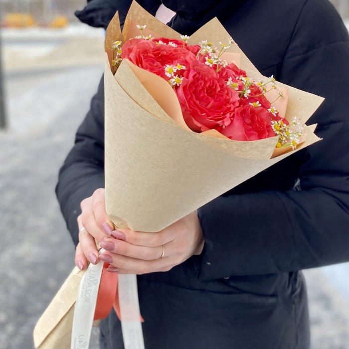 7 пионовидных роз Корал Рива с ромашками