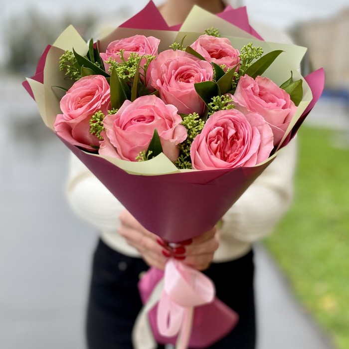 Пионовидная роза Пинк Экспрешен и Скимия