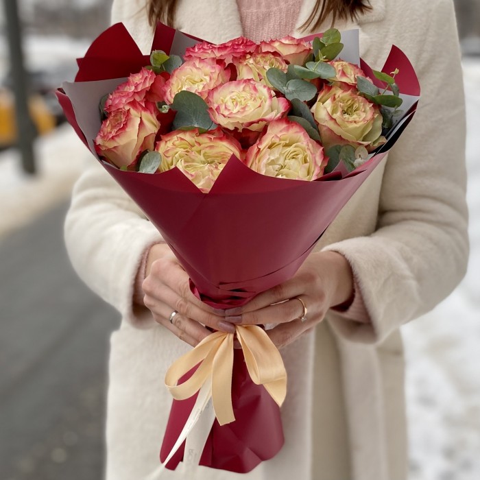 Пионовидная роза Эппл Джек c эвкалиптом