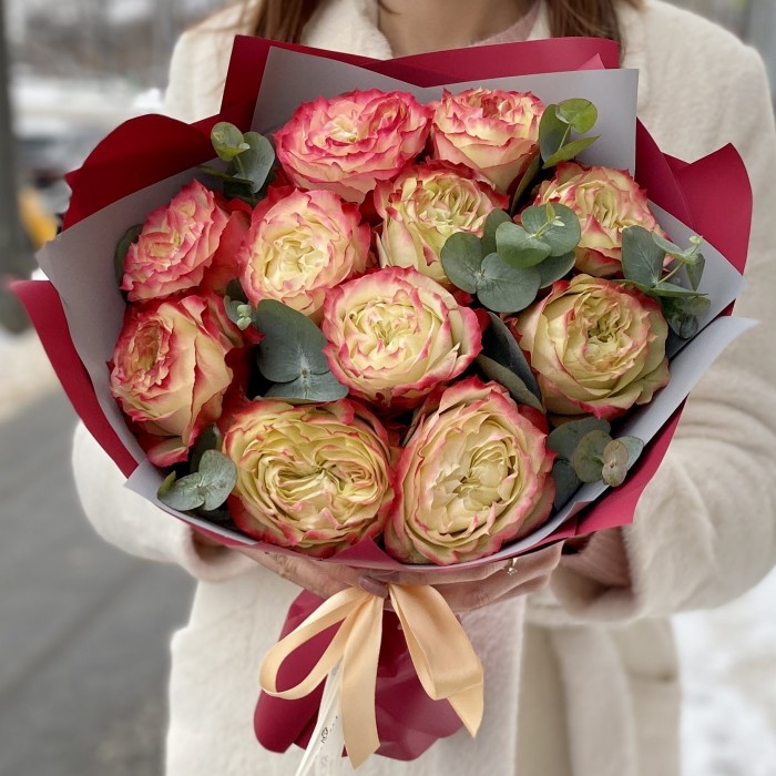 Пионовидная роза Эппл Джек c эвкалиптом