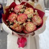 7 пионовидных роз Эппл Джек c ромашками