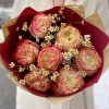 7 пионовидных роз Эппл Джек c ромашками