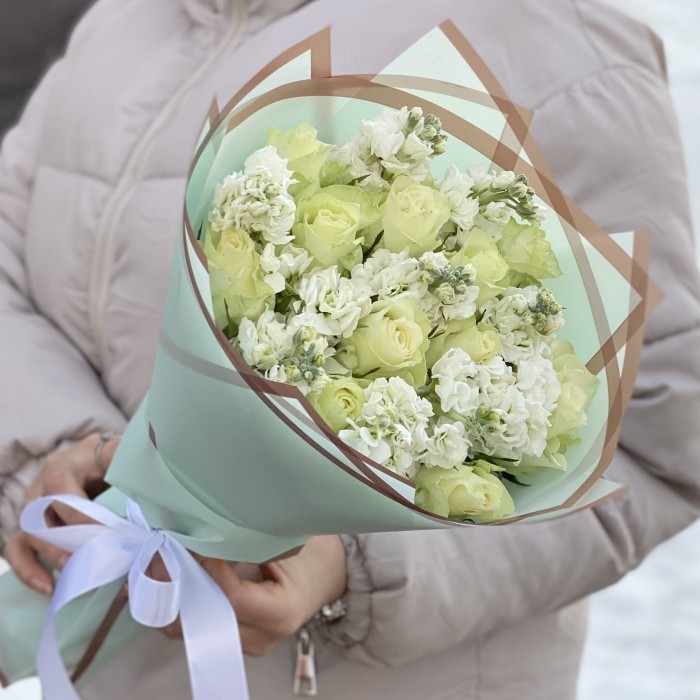 Белоснежный дуэт роз и маттиол