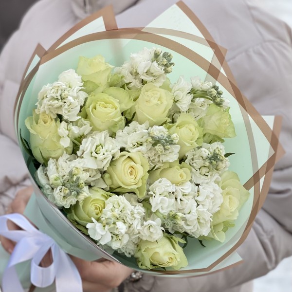 Белоснежный дуэт роз и маттиол