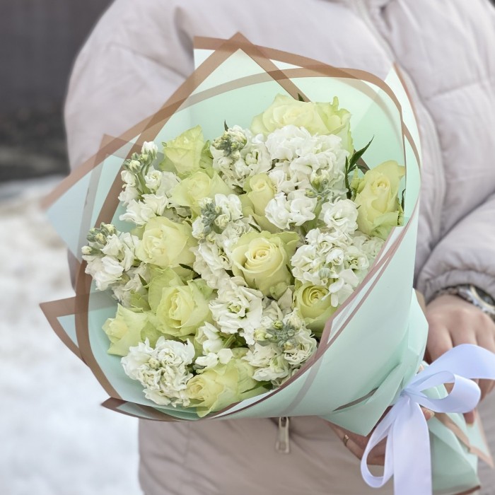 Белоснежный дуэт роз и маттиол