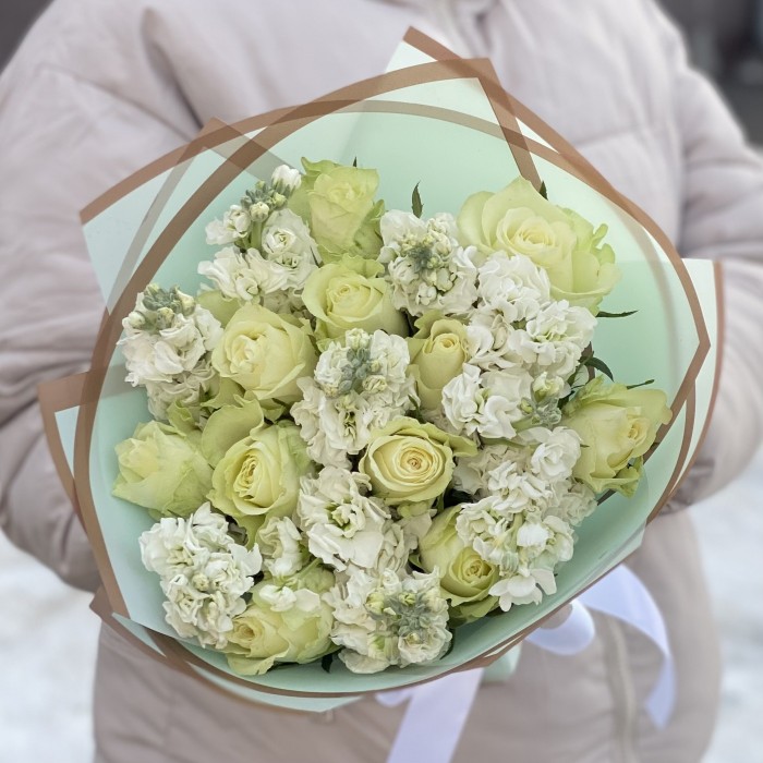 Белоснежный дуэт роз и маттиол