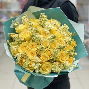 Большой букет жёлтых роз и маттиол