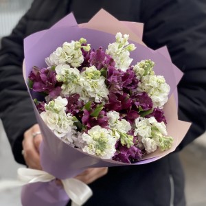 Сиреневый букет из ароматных маттиол и альстромерии