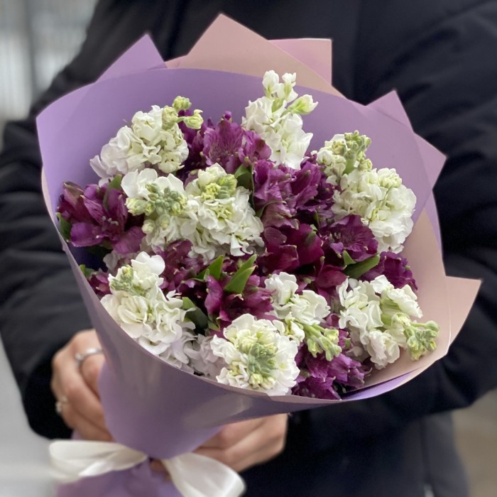 Сиреневый букет из ароматных маттиол и альстромерии