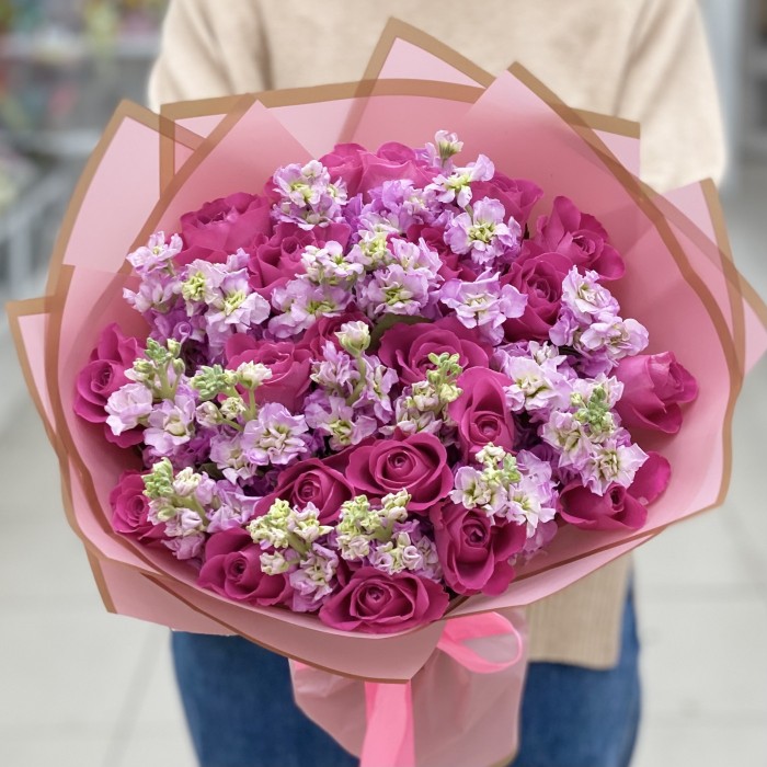 Розовый дуэт роз и маттиол